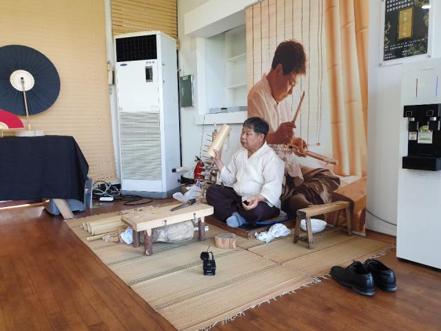 [문화행사] 국가무형문화재 김동식선생님과 함께하는 전통한지 부채만들기  사진4